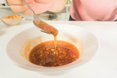 Pha sốt nước mắm bằng cách trộn đều hỗn hợp: 3 muỗng canh nước mắm, 2 muỗng canh đường, 1 muỗng canh tương ớt và 1 muỗng canh tỏi băm. Sau đó trộn gà và sốt trên chảo nóng khoảng 3 phút để gà thấm gia vị.