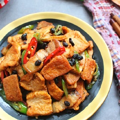 Món này mình sẽ chiên đậu hũ tại nhà sẽ an toàn sức khỏe hơn là mua đậu hũ chiên sẵn. Chỉ cần có một đĩa thịt xào đậu hũ tương đậu đen cay thơm, nóng hổi này là bữa cơm gia đình sẽ ấm cúng hơn hẵn nhé!