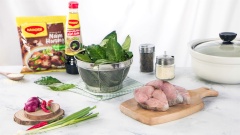 Để làm món cá thu kho trà xanh, trước tiên bạn cần chuẩn bị các nguyên liệu: cá thu, trà xanh, hành tím, hành lá, và những gia vị thông thường khác. 400gr cá thu cắt thành 3 khúc dày khoảng 5cm. Hành tím băm nhỏ, hành lá cắt nhỏ, mỗi loại lấy 10gr. 300gr lá trà xanh rửa sạch, để ráo nước. Sau đó lấy khoảng 3-4 lá đem thái sợi mỏng, còn lại xé nhỏ để chuẩn bị hãm lấy nước trà.