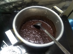 Làm sốt socola: Trộn 3 muỗng canh bột cacao nguyên chất với 30gr đường. Bắt bếp, bỏ hỗn hợp vô trước, thêm khoảng 120ml nước và dùng muỗng khuấy thật đều. Lửa vừa khoảng 1000 độ. Sau 2 phút cho thêm 1.5 muỗng canh sữa đặc đã chuẩn bị vào, khuấy nhẹ hỗn hợp, để hỗn hợp sôi thêm trong 4 phút đến khi sền sệt lại là được, thêm vani nếu có để sốt ngon hơn.