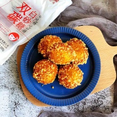 Bánh bí đỏ chiên xù béo ngọt với những chiếc bánh có độ dẻo của nếp, lớp vỏ bánh chiên chín giòn béo hấp dẫn. Món bánh này dùng ăn chơi lót dạ không chỉ no bụng mà bí đỏ còn cung cấp nhiều dinh dưỡng nữa đấy!