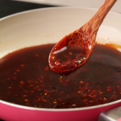 Làm nước sốt: Bắc chảo nóng, cho vào 2 muỗng canh nước tương, 1 muỗng canh đường, 1/2 muỗng canh ớt băm, 1 muỗng canh tương ớt, 1 muỗng canh ớt sa tế. Khuấy đều đến khi sôi sốt sệt lại thì tắt bếp.