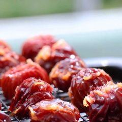 Xếp mận lên khay đem phơi nắng hoặc có thể sấy khô trong lò nướng ở nhiệt độ 100 độ C trong 20 phút (mở hé cửa lò)
