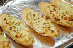 Cho bánh mì vào lò nướng ở 180 độ C trong 10 - 15 phút và đến khi thấy bánh mì có màu vàng nâu đẹp thì lấy ra. Bánh mì nướng bơ tỏi phải thưởng thức ngay khi còn nóng mới ngon.