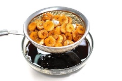 Sau 2 tuần là giấm chín, bạn lọc lấy phần nước cốt giấm và cho vào lọ kín dùng dần.