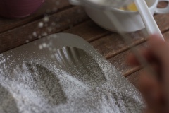 Mở lò nướng 150 độ C trước 10-15 phút cho lò nóng. Chống dinh khuôn bằng cách phết 1 lớp bơ mỏng lên khắp lòng khuôn, rắc bột phủ lên và gõ khuôn để rơi hết bột thừa. Dùng thìa hoặc muỗng múc kem chia bột vào 2/3 khuôn. Với khuôn tiêu chuẩn của madeleine thì mình dùng muỗng múc kem size nhỏ nhất là vừa y.