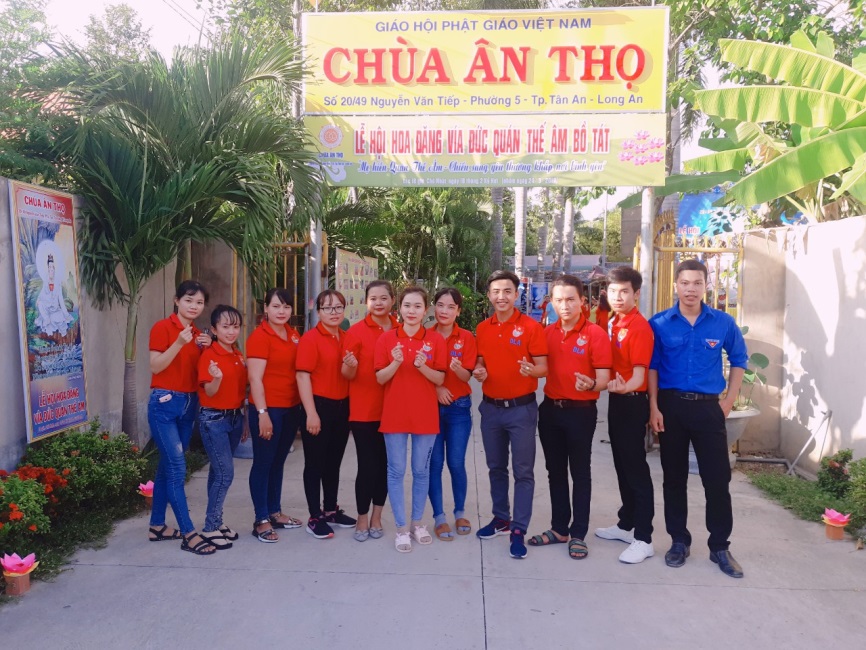 Tham gia các hoạt động dã ngoại, sinh viên được rèn luyện những kỹ năng làm việc nhóm, thể hiện tinh thần đoàn kết, có ý thức hoàn thành công việc đạt kết quả cao-Sinh viên DLA tham gia hỗ trợ cho Lễ Hoa đăng tại chùa Ân Thọ – TP Tân An