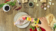 Cá diêu hồng làm và rửa sạch, để ráo nước. Khứa xéo lên 2 mặt thân cá. Ướp cá với 15ml (1 muỗng canh) nước tương, 1/2 muỗng cà phê tiêu xay 15 phút cho cá thấm gia vị.