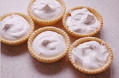 Lấy vỏ bánh tart ra và đổ kem vào. Sau đó, xếp đào chín cắt lát nhỏ lên trên cùng với dâu tằm, hạt dẻ.