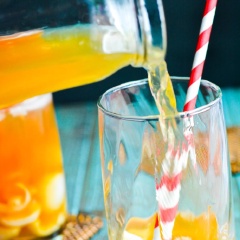 Thêm nước trà vải vừa pha vào đều các ly, có thể thêm nước đường vào cho vừa miệng, khuấy đều và thưởng thức. Có thể thêm đá viên nếu thích dùng lạnh.