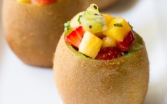 Múc hỗn hợp salad trái cây vào bên trong vỏ trái kiwi là có thể thưởng thức rồi!