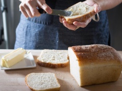 Cắt bánh mì thành từng lát mỏng có độ dày khoảng 2cm. Phết đều bơ lên 2 mặt bánh mì.