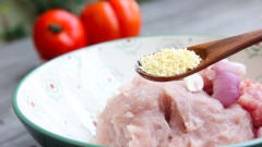Phần chả cá: Cho phần thịt băm vào chung với phần chả cá. Đập dập 2 củ hành tím và ướp gia vị. Ở đây mình sử dụng 1.5 tsp hạt nêm, 1 tsp nước mắm, 1/2 tsp tiêu, 1/2 tsp bột ngọt nhé. Sau đó các bạn giã theo dạng quết, giã càng nhiều thì chả cá càng dai nhé.