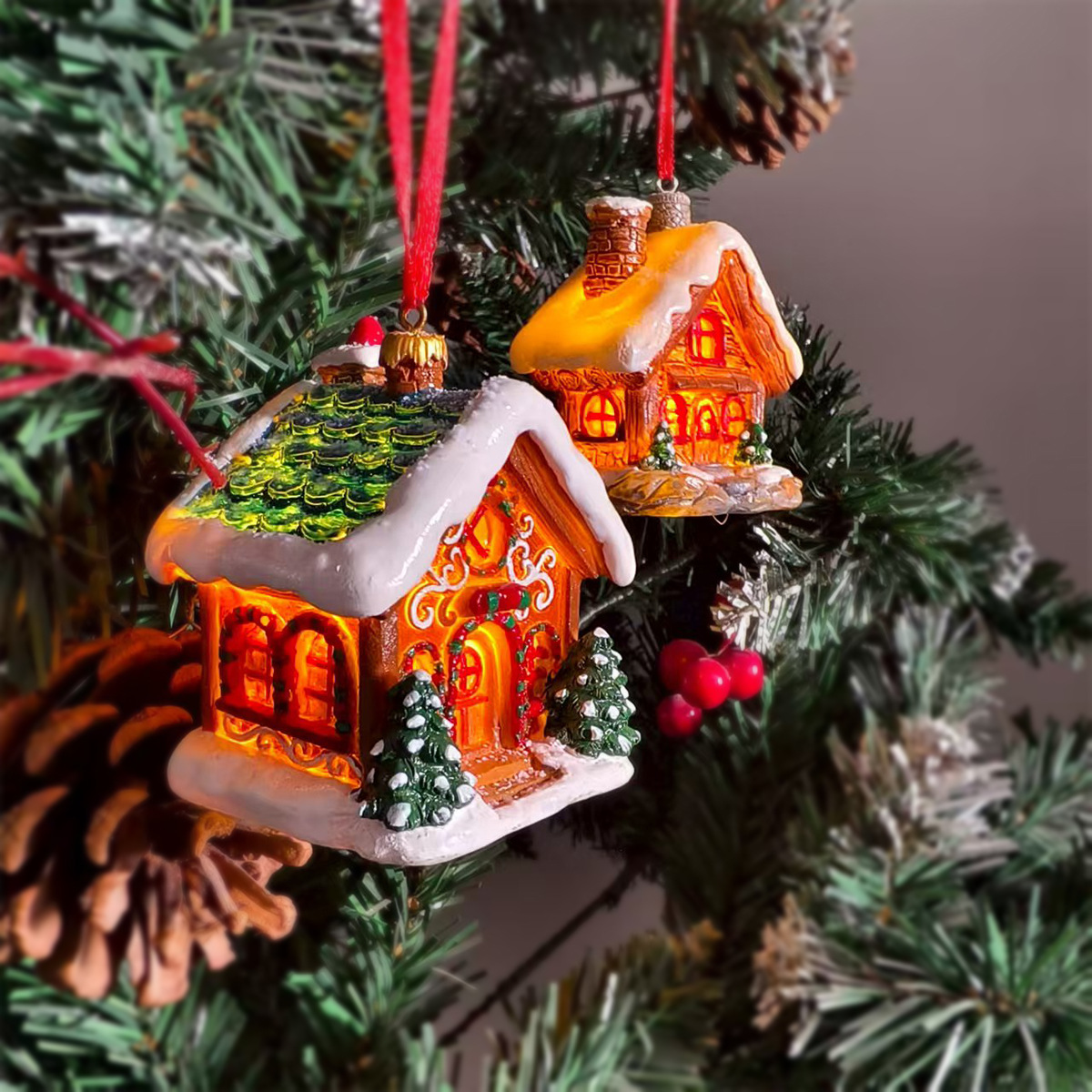 Weihnachtshaus-Anhänger mit Beleuchtung aus Kunstharz
