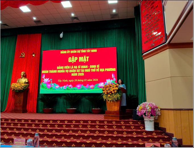 PGS.TS Đặng Thị Phương Phi – Chủ tịch Hội đồng Trường phát biểu tại buổi gặp mặt