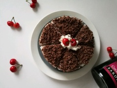 Bánh kem chocolate béo thơm là món bánh có vị đắng và béo rất đặc trưng. Điểm nhấn cho món bánh kem này là phần rượu vang và trái cherry thơm ngon, hấp dẫn. Có thể dùng ăn chơi hay làm bánh sinh nhật đều được.