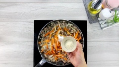 Sau đó thêm 100gr cà rốt cắt khúc nhỏ, 30gr hành tây thái mỏng, 20gr nấm mèo ngâm nở cắt sợi vào, thêm 50ml nước, xào đều cho rau củ vừa chín. Nêm 15gr đường, 15gr hạt nêm, 15gr dầu hào, 15gr sa tế tôm, xào đều cho thịt và rau củ thấm gia vị.