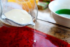 Đổ hỗn hợp gelatine vào chén sữa, cho thêm 125 ml nước sôi nữa, khuấy kỹ. Lấy khay thạch trong tủ lạnh ra, đổ lớp rau câu sữa lên trên lớp rau câu dâu, chú ý rót nhẹ để rau câu không nổi bọt và đổ 2 lớp thạch có độ dày bằng nhau. Chờ rau câu nguội, để vào tủ lạnh.