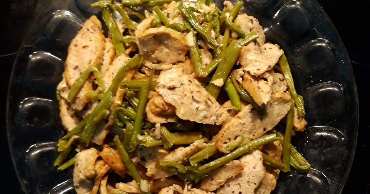 Chả mọc xào măng tây