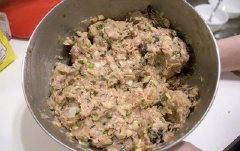 Làm nhân bánh bao hấp: Ngâm nở mộc nhĩ (nấm mèo), nấm hương rồi rửa sạch, thái nhỏ. Bóc vỏ hành tây, hành khô (hành tím) rồi băm nhỏ. Nhặt sạch hành lá, rửa sạch rồi xắt nhỏ. Nếu sợ nhân bánh bao bị hăng thì có thể xào qua hành tây lên nhé. Sau đó cho thịt băm vào trộn đều với tất cả nguyên liệu trên. Nhớ cho gia vị và hạt tiêu để nhân bánh bao hấp thêm đậm đà, thơm ngon.