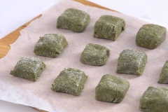 Để ở nhiệt độ phòng trong khoảng 10 - 15 phút cho kẹo hơi se lại.