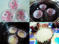 Cho khuôn cupcake giấy vào khuôn đế rồi luộc 30 giây trong nồi, mức nước chừng 1/3 thành nồi. Khi khuôn đã nóng, đổ hỗn hợp đã trộn vào đậy nắp hấp trong 8 phút.