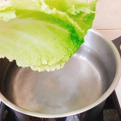Cải thảo tách từng bẹ, rửa sạch rồi để ráo. Đun sôi một nồi nước với 1/2 muỗng cà phê muối, cho cải thảo vào trụng rồi vớt ra ngay và cho vào thau nước đá để cải giữ được màu xanh nhé.