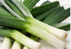 Băm nhỏ thịt ba chỉ, thêm gừng băm, hành tím băm, tỏi băm vào, trộn đều. Sau đó, băm thêm lần nữa cho thịt được nhuyễn hơn. Hành boa rô cắt khúc.