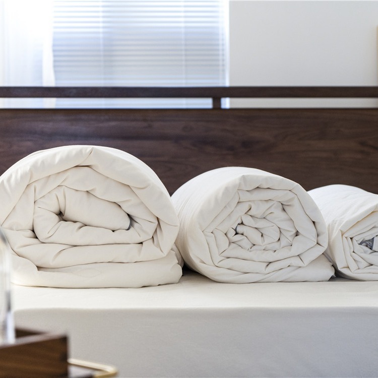 Japanese silk comforter with long-staple cotton cover