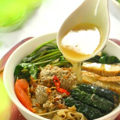 Cho bánh đa cua đã trụng, chả lá lốt, chả cá, riêu cua, gạch cua phi thơm cùng rau muống đã trụng vào tô, chan nước dùng rồi thưởng thức. Khi ăn chan thêm một hay hai muỗng nước me vào cùng để tạo độ chua kích thích sự ngon miệng hơn.