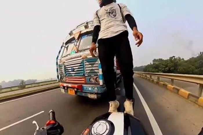 Đứng trên yên mô tô 'diễn xiếc' trước đầu xe tải, nam thanh niên trả giá nhớ đời - Tạp chí Doanh Nghiệp Việt Nam