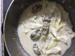 Nui mình bắc nước luộc cho nở rồi vớt ra để ráo, sau khi hàu đã chín và sốt sữa tươi săn lại mình cho nui vào đảo đều. Sau đó mình nêm hạt nêm vào hỗn hợp nui và sữa cho vừa ăn. Cả nhà nếu thích ăn lạt thì nêm muối nhạt cũng được nhé.