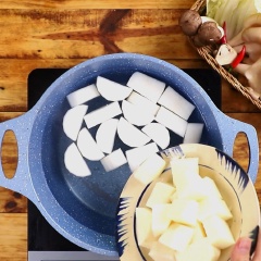 Tiếp theo cho 2.5 lít nước lọc vào nồi, cho vào 150gr củ sắn, 150gr cải thảo, 150gr củ cải trắng, 4 cây sả đập dập rồi ninh với lửa vừa trong vòng 1 tiếng để ra củ ra hết chất ngọt, thì vớt ra chỉ lấy phần nước.