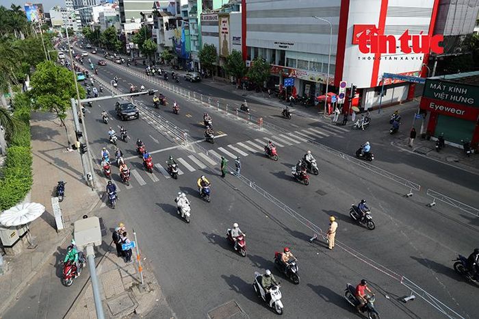 Ngày đầu đảo chiều linh hoạt đường Cộng Hòa: Giao thông cơ bản thông thoáng - Báo Tin Tức TTXVN