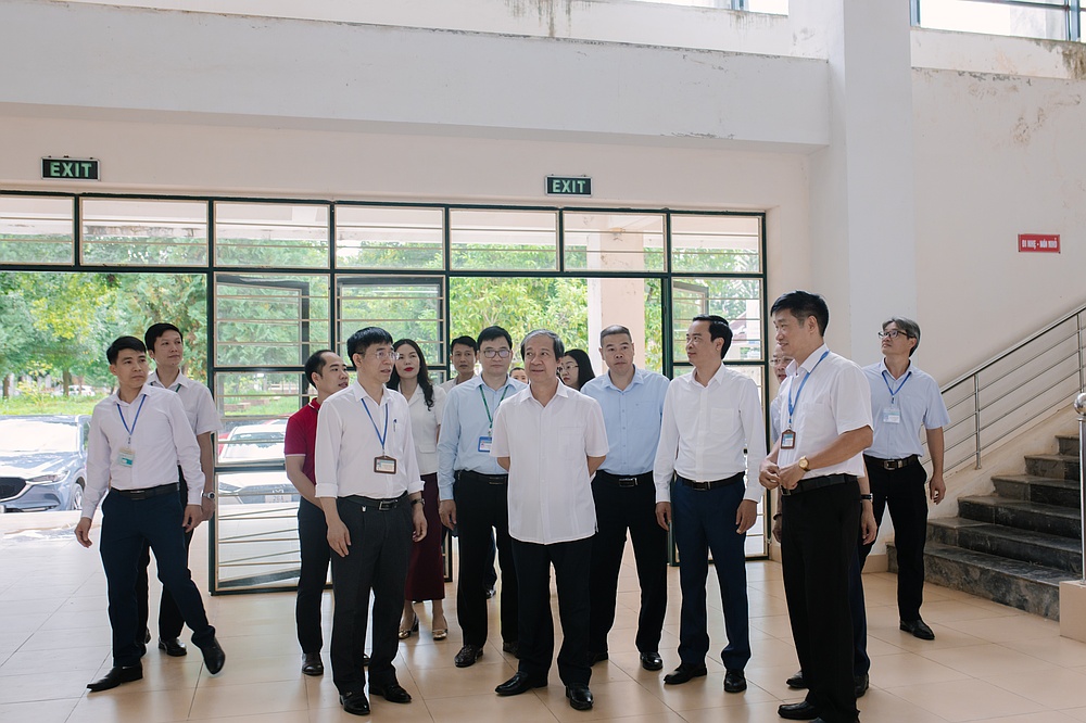 Đồng chí Nguyễn Kim Sơn,  Bộ trưởng Bộ Giáo dục và Đào tạo đến thăm và làm việc tại Trường Đại học Tây bắc