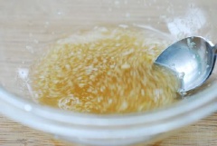 Pha nước trộn salad, cho giấm, đường, nước tương, muối, tỏi băm vào 1 cái tô trộn, khuấy cho tan đường và muối. Khi dùng, bạn rưới nước trộn salad vào tô rong biển, dưa leo, củ cải đỏ rồi trộn đều, rắc mè trắng rang lên là xong.