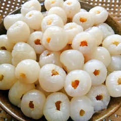 Sau đó, nhẹ nhàng lột một phần vỏ xuống rồi dùng kéo cắt nhẹ xung quanh rồi ấn sâu phần đầu xoay nhẹ, tách hạt ra rồi tiếp tục lột vỏ, như vậy vải sẽ không bị dập, nếu có dơ thì rửa lại với nước sạch nha. Khi vải đã được lột hết thì cho ngâm với đá viên và để trong ngăn mát tủ lạnh 15 phút để giữ độ giòn.
