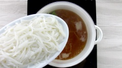 Nấu cho đường tan, nước sôi lên, lúc này nếu có bọt thì hớt ra để nước đường được trong đẹp hơn. Thêm bánh canh vào, nấu tiếp tục 10 phút để sợi bánh canh thấm đường cho ngọt rồi nhắc xuống.