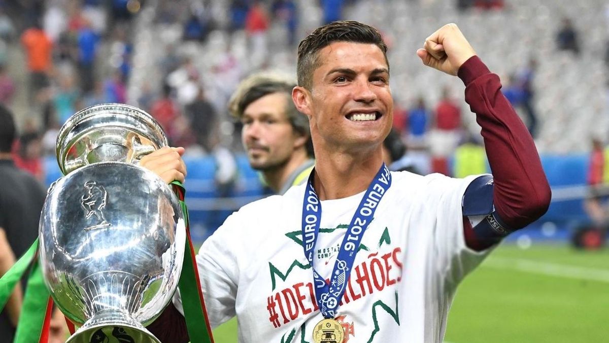 Ronaldo đăng ảnh vô địch EURO sau nỗi buồn World Cup - Tạp chí Tri thức