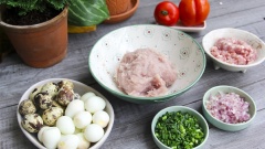 Chuẩn bị và sơ chế các nguyên liệu: Cắt hành lá, băm nhỏ 2 củ hành tím, nếu các bạn thích ăn hành thì có thể băm nhiều hơn nha. Trứng cút các bạn luộc và lột vỏ để sẵn nhé.
