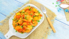 Món tôm chiên gấp đôi trứng muối đã hoàn thành, từng con tôm giòn rụm với lớp bột mỏng vừa phải nhưng bên trong vẫn mềm tươi, hòa quyện cùng vị béo mằn mặn của trứng muối và kèm thêm ngập tràn những viên trứng muối. Đây sẽ là món phù hợp để dùng trong bữa cơm gia đình, ăn vặt hay để chiêu đãi tiệc. Vì vậy bạn nhớ lưu công thức này của Cooky để cùng thực hiện nhé.