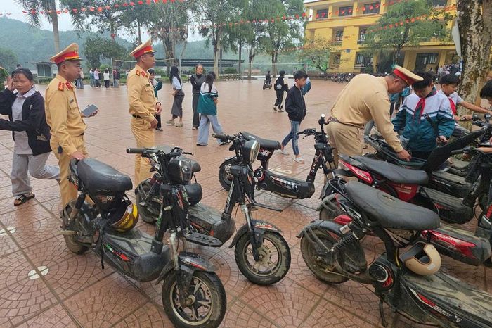 CSGT Lào Cai chủ động kế hoạch tuần tra, ngăn ngừa tai nạn từ xe điện độ chế - Báo Xây Dựng