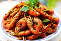 Xúc tôm tươi xào cay ra đĩa, dùng nóng với cơm. Có thể chấm thêm nước mắm chua ngọt tùy thích. Món tôm chín giòn sần sật, ngấm đều gia vị cay thơm khiến ai ăn cũng phải hít hà.
