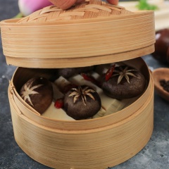 Cho đậu hũ vào xửng, tiếp theo cho nấm đông cô (rửa sạch) và nước sốt vào cùng. Đậy nắp xửng và mang đi hấp trong 10 phút là hoàn thành món ăn.
