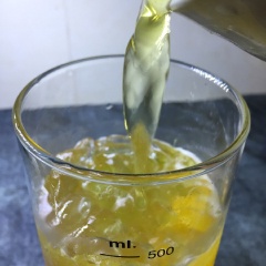 Nếm thử xem trà xanh bia đào đã vừa với khẩu vị chưa. Tùy sở thích mà bạn có thể cho thêm siro hay bia, trà... Sau cùng, thêm đá vào ly trà xanh bia đào là được.