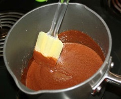 Chuẩn bị nguyên liệu. Chúng mình đun nóng kem whipping ở khoảng 40 độ C. Sau đó, bẻ nhỏ chocolate rồi trộn chung với kem whipping, đun cho tới khi tan chảy. Đổ hỗn hợp kem whipping chocolate ra 1 chiếc bát. Tiếp đến, đặt bát kem vào âu đá, đánh hỗn hợp tới khi mịn.
