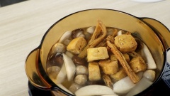 Cho túi lọc vào nồi nước dùng, khoảng 5 - 6 phút thì lấy túi ra. Sau đó, nêm 1 muỗng canh bột nêm chay, nửa muỗng canh muối, 1 muỗng canh đường, khuấy đều, rồi cho các loại nấm vào nồi nấu chín khoảng 10 phút, tắt bếp, cho phần tàu hũ chiên và tàu hũ ky vào nồi.