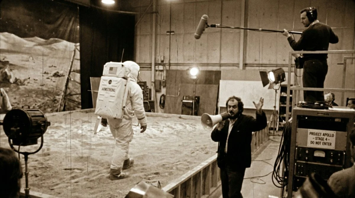 Imágenes filtradas de la producción de 1969: Neil Armstrong caminando sobre la superficie lunar: solo era un arenero en un estudio.