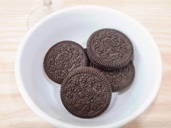 Bẻ nhỏ phần bánh oreo rồi cho vào máy xay trước. Sau đó cho thêm đá vào xay cùng. Tiếp theo pha sữa đặc với nửa bát con nước, đổ vào máy xay tiếp.