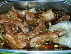 Cho sườn và gia vị vừa trộn vào một au lớn (thố, bát), dùng tay trộn đều và chà xát từng miếng sườn. Cho sườn và gia vị vừa trộn vào túi ziploc (hoặc cho vào bát rồi bọc màng bọc thực phẩm lại). Cho túi sườn vào tủ lạnh, ướp sườn ít nhất 6 tiếng (hoặc để qua đêm).